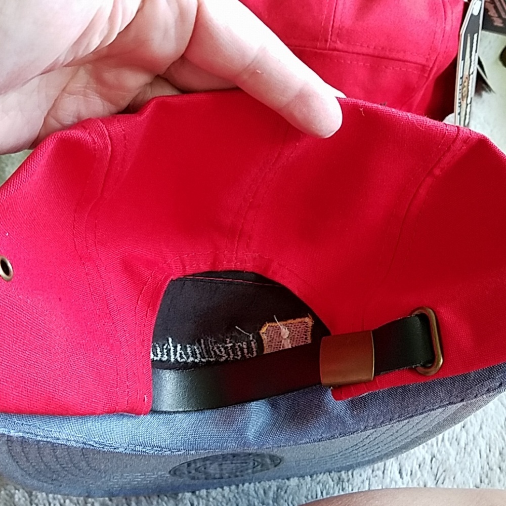 Red baseball caps - Picture 2 of 3